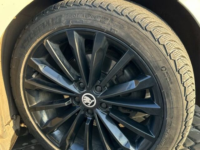 Білий Шкода Суперб, об'ємом двигуна 2 л та пробігом 226 тис. км за 17750 $, фото 11 на Automoto.ua