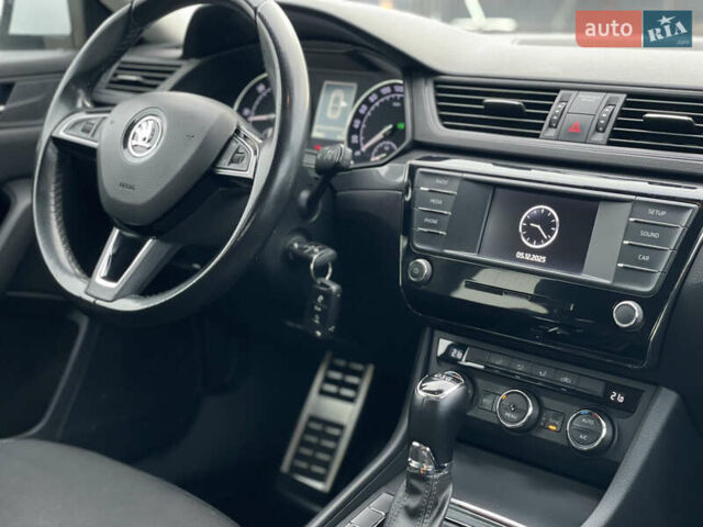 Белый Шкода Суперб, объемом двигателя 2 л и пробегом 255 тыс. км за 14999 $, фото 46 на Automoto.ua