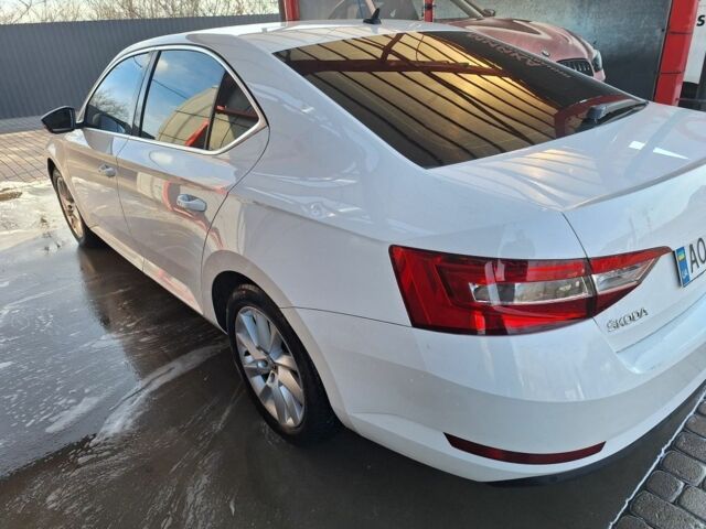 Белый Шкода Суперб, объемом двигателя 2 л и пробегом 252 тыс. км за 14399 $, фото 2 на Automoto.ua