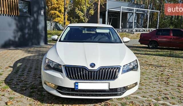 Білий Шкода Суперб, об'ємом двигуна 1.8 л та пробігом 144 тис. км за 16900 $, фото 15 на Automoto.ua