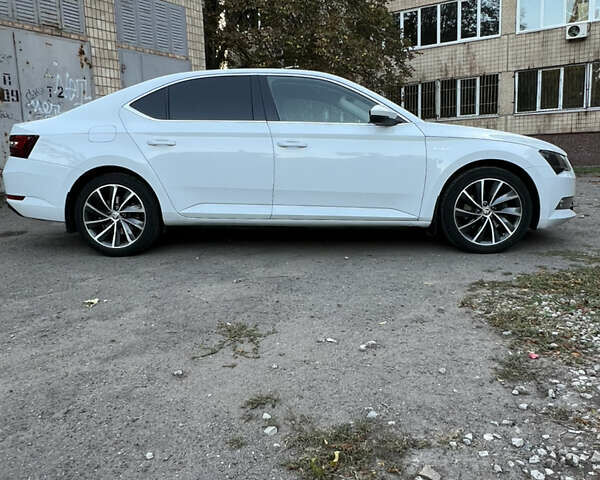 Белый Шкода Суперб, объемом двигателя 1.8 л и пробегом 270 тыс. км за 15800 $, фото 3 на Automoto.ua