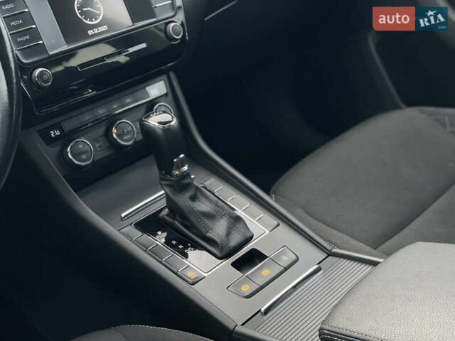 Белый Шкода Суперб, объемом двигателя 2 л и пробегом 255 тыс. км за 14999 $, фото 11 на Automoto.ua