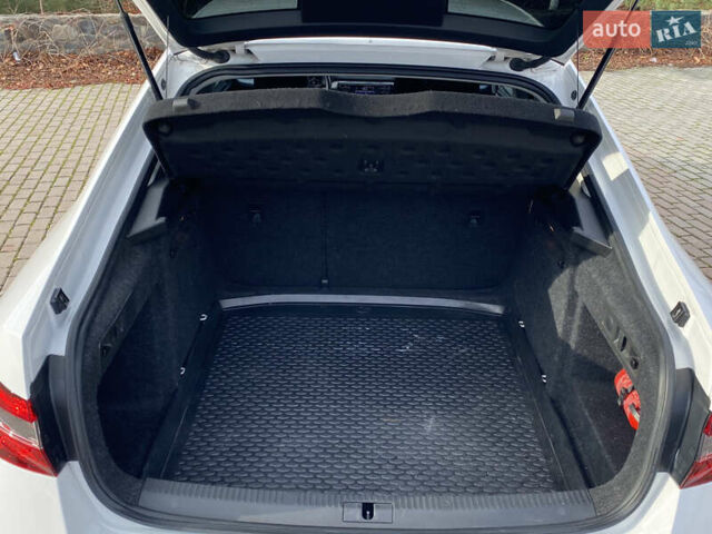 Білий Шкода Суперб, об'ємом двигуна 2 л та пробігом 210 тис. км за 13999 $, фото 21 на Automoto.ua