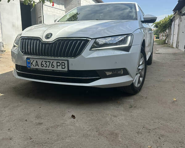 Белый Шкода Суперб, объемом двигателя 1.8 л и пробегом 209 тыс. км за 16500 $, фото 2 на Automoto.ua