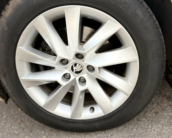 Белый Шкода Суперб, объемом двигателя 2 л и пробегом 217 тыс. км за 21000 $, фото 12 на Automoto.ua