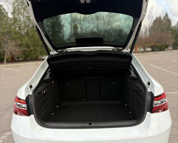 Белый Шкода Суперб, объемом двигателя 2 л и пробегом 217 тыс. км за 21000 $, фото 16 на Automoto.ua