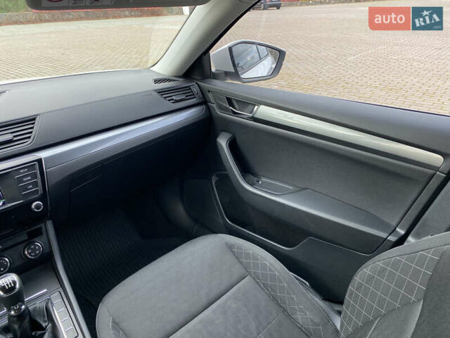 Білий Шкода Суперб, об'ємом двигуна 2 л та пробігом 212 тис. км за 13400 $, фото 23 на Automoto.ua