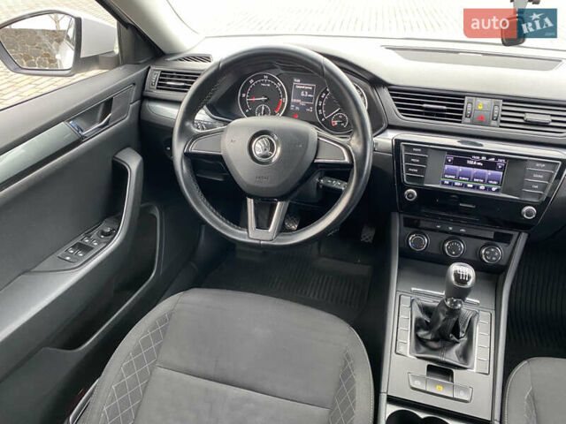 Білий Шкода Суперб, об'ємом двигуна 2 л та пробігом 210 тис. км за 13999 $, фото 27 на Automoto.ua