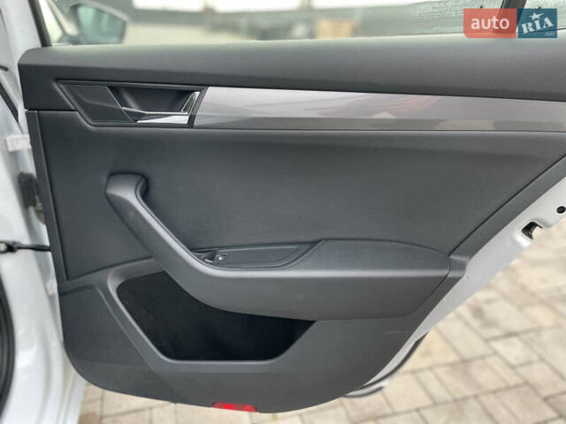 Белый Шкода Суперб, объемом двигателя 2 л и пробегом 255 тыс. км за 14999 $, фото 51 на Automoto.ua