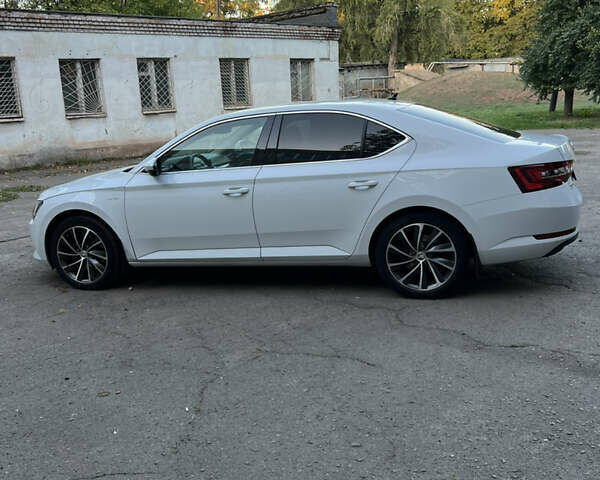 Белый Шкода Суперб, объемом двигателя 1.8 л и пробегом 270 тыс. км за 15800 $, фото 5 на Automoto.ua