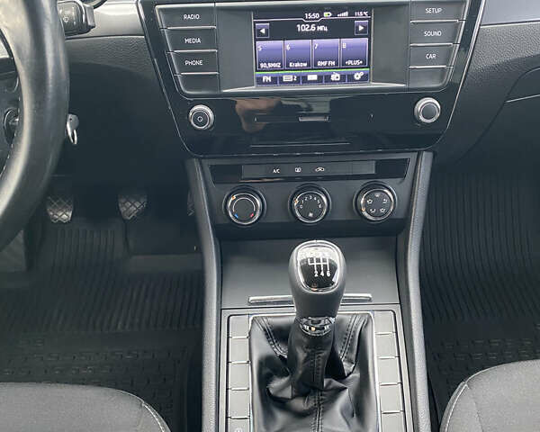 Білий Шкода Суперб, об'ємом двигуна 2 л та пробігом 212 тис. км за 13400 $, фото 24 на Automoto.ua