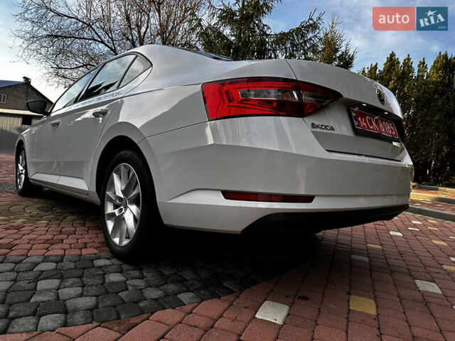 Белый Шкода Суперб, объемом двигателя 2 л и пробегом 255 тыс. км за 15500 $, фото 4 на Automoto.ua