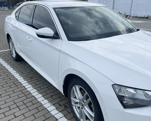 Белый Шкода Суперб, объемом двигателя 1.6 л и пробегом 280 тыс. км за 14500 $, фото 2 на Automoto.ua