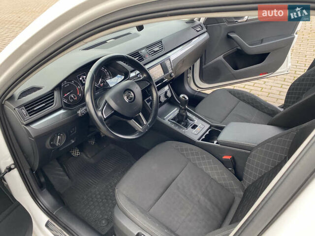 Білий Шкода Суперб, об'ємом двигуна 2 л та пробігом 210 тис. км за 13999 $, фото 34 на Automoto.ua