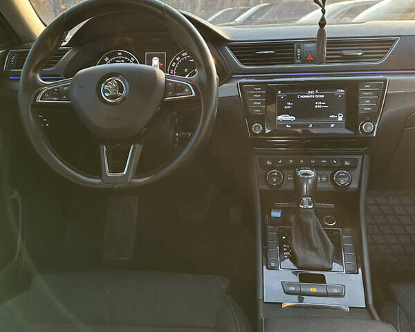 Білий Шкода Суперб, об'ємом двигуна 1.97 л та пробігом 226 тис. км за 17750 $, фото 2 на Automoto.ua