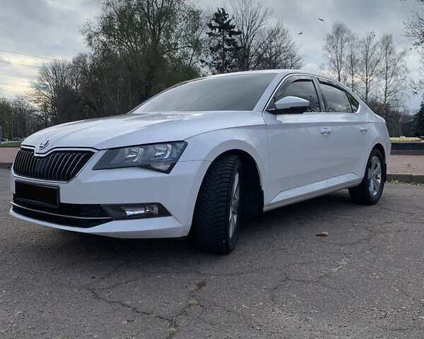 Белый Шкода Суперб, объемом двигателя 1.8 л и пробегом 240 тыс. км за 11700 $, фото 3 на Automoto.ua
