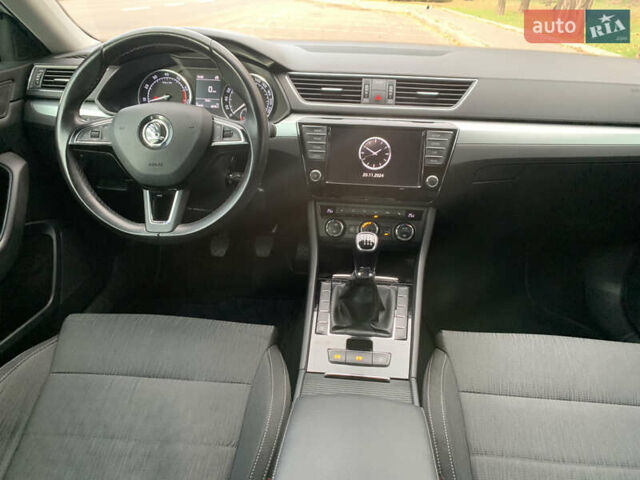 Белый Шкода Суперб, объемом двигателя 1.8 л и пробегом 240 тыс. км за 11700 $, фото 6 на Automoto.ua