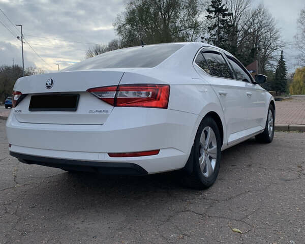 Белый Шкода Суперб, объемом двигателя 1.8 л и пробегом 240 тыс. км за 11700 $, фото 4 на Automoto.ua