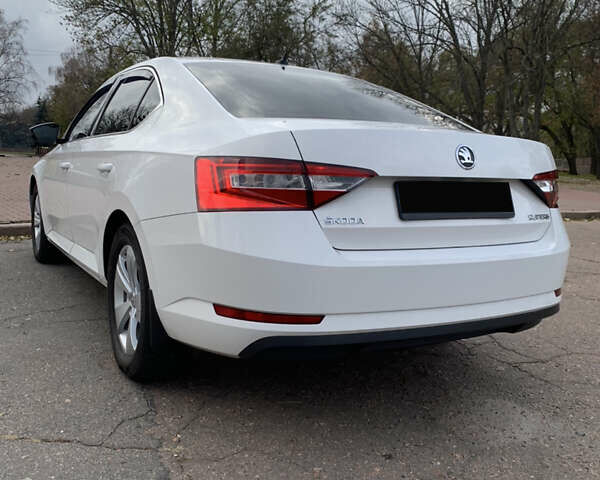 Белый Шкода Суперб, объемом двигателя 1.8 л и пробегом 240 тыс. км за 11700 $, фото 2 на Automoto.ua