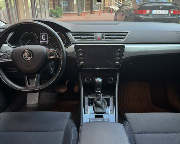 Белый Шкода Суперб, объемом двигателя 1.8 л и пробегом 159 тыс. км за 17900 $, фото 19 на Automoto.ua