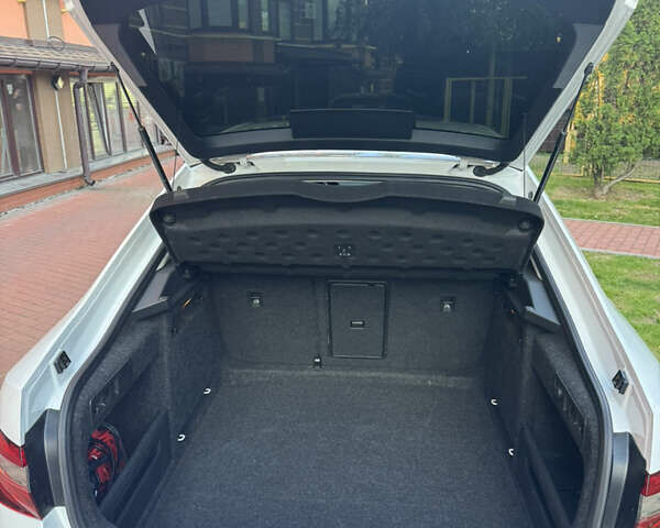 Белый Шкода Суперб, объемом двигателя 1.8 л и пробегом 159 тыс. км за 17900 $, фото 35 на Automoto.ua