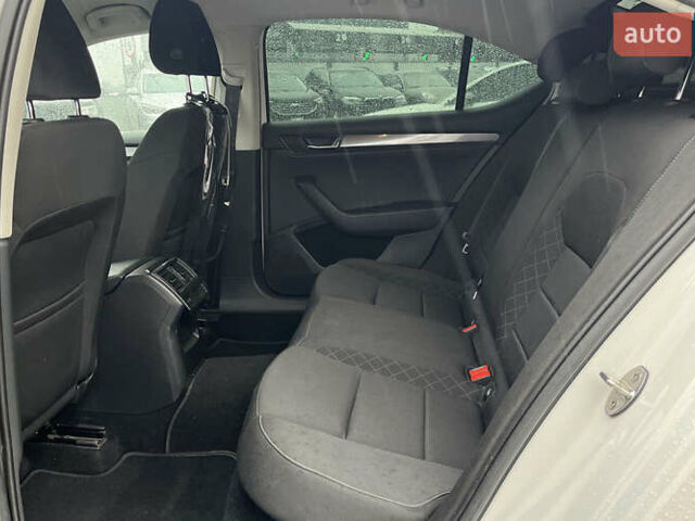 Белый Шкода Суперб, объемом двигателя 1.6 л и пробегом 197 тыс. км за 14999 $, фото 18 на Automoto.ua