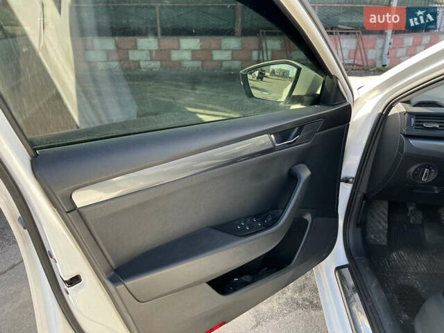 Шкода Суперб 2018 в Шепетовке на Automoto.ua Белый Шкода Суперб, объемом двигателя 1.8 л и пробегом 188 тыс. км за 15000 $, фото 7 на Automoto.ua