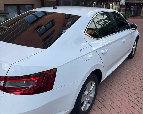 Белый Шкода Суперб, объемом двигателя 1.8 л и пробегом 159 тыс. км за 17900 $, фото 6 на Automoto.ua