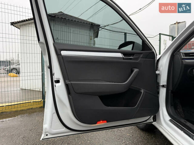 Білий Шкода Суперб, об'ємом двигуна 1.97 л та пробігом 237 тис. км за 18590 $, фото 8 на Automoto.ua