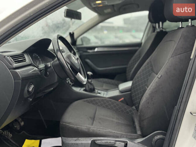 Белый Шкода Суперб, объемом двигателя 1.6 л и пробегом 197 тыс. км за 14999 $, фото 13 на Automoto.ua