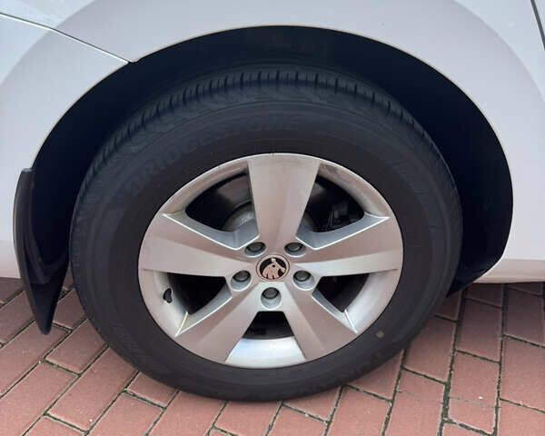 Белый Шкода Суперб, объемом двигателя 1.8 л и пробегом 159 тыс. км за 17900 $, фото 7 на Automoto.ua