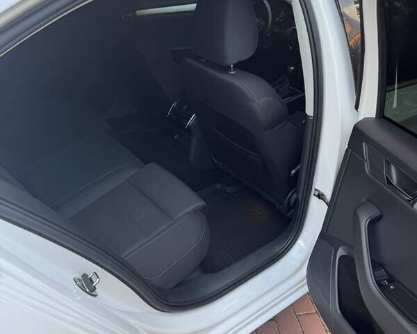 Белый Шкода Суперб, объемом двигателя 1.8 л и пробегом 159 тыс. км за 17900 $, фото 20 на Automoto.ua