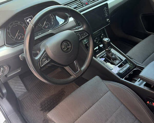 Белый Шкода Суперб, объемом двигателя 1.8 л и пробегом 159 тыс. км за 17900 $, фото 29 на Automoto.ua