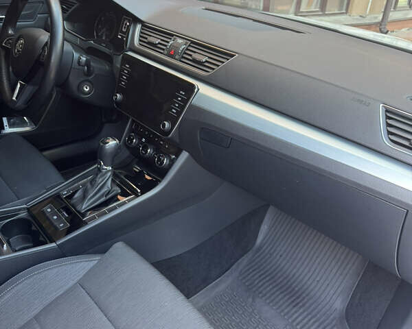 Белый Шкода Суперб, объемом двигателя 1.8 л и пробегом 159 тыс. км за 17900 $, фото 24 на Automoto.ua