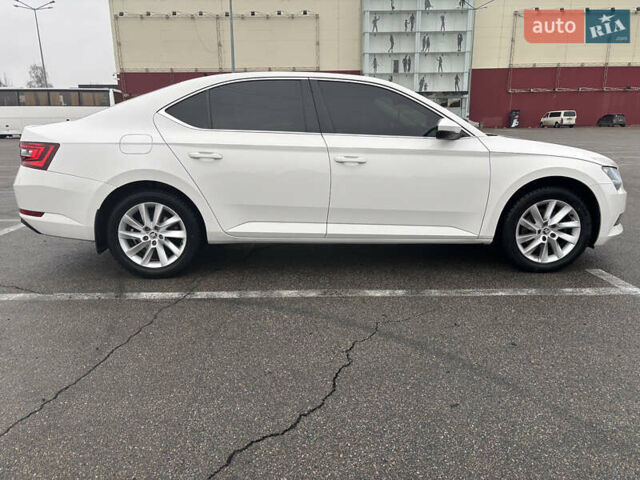 Белый Шкода Суперб, объемом двигателя 1.8 л и пробегом 115 тыс. км за 20600 $, фото 3 на Automoto.ua