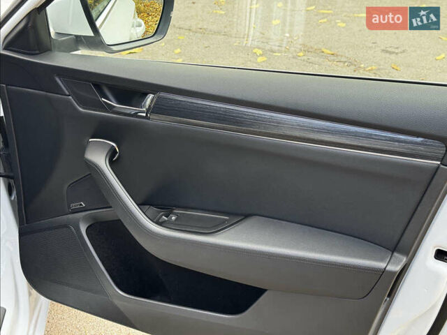 Белый Шкода Суперб, объемом двигателя 1.97 л и пробегом 124 тыс. км за 29500 $, фото 11 на Automoto.ua