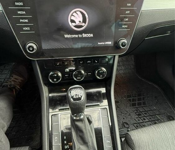 Белый Шкода Суперб, объемом двигателя 2 л и пробегом 201 тыс. км за 18300 $, фото 10 на Automoto.ua