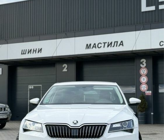 Белый Шкода Суперб, объемом двигателя 2 л и пробегом 201 тыс. км за 18300 $, фото 1 на Automoto.ua