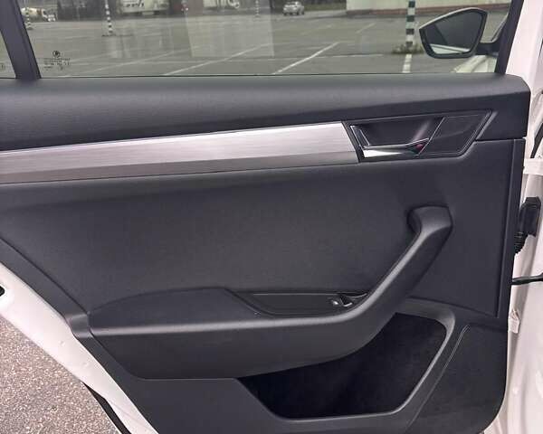 Белый Шкода Суперб, объемом двигателя 1.8 л и пробегом 115 тыс. км за 21300 $, фото 3 на Automoto.ua