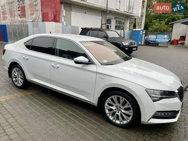 Белый Шкода Суперб, объемом двигателя 1.97 л и пробегом 241 тыс. км за 25600 $, фото 1 на Automoto.ua