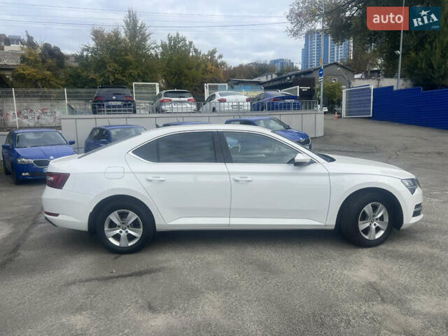 Білий Шкода Суперб, об'ємом двигуна 1.98 л та пробігом 120 тис. км за 19431 $, фото 2 на Automoto.ua