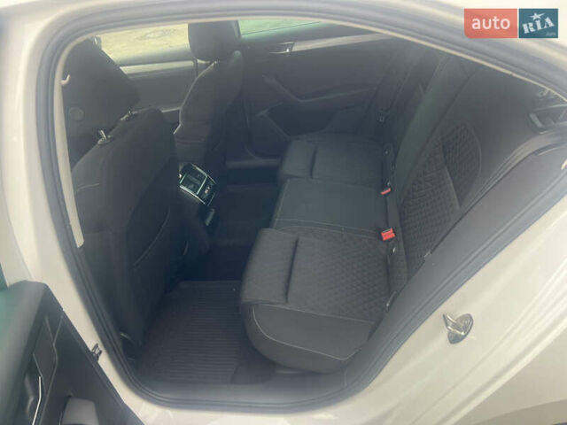 Білий Шкода Суперб, об'ємом двигуна 1.98 л та пробігом 120 тис. км за 19431 $, фото 6 на Automoto.ua