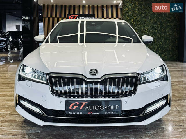 Білий Шкода Суперб, об'ємом двигуна 1.4 л та пробігом 54 тис. км за 38900 $, фото 1 на Automoto.ua