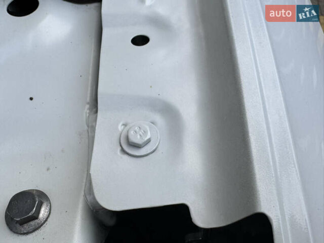 Белый Шкода Суперб, объемом двигателя 2 л и пробегом 164 тыс. км за 25450 $, фото 169 на Automoto.ua