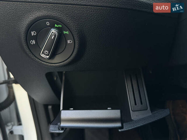 Белый Шкода Суперб, объемом двигателя 2 л и пробегом 164 тыс. км за 25450 $, фото 126 на Automoto.ua