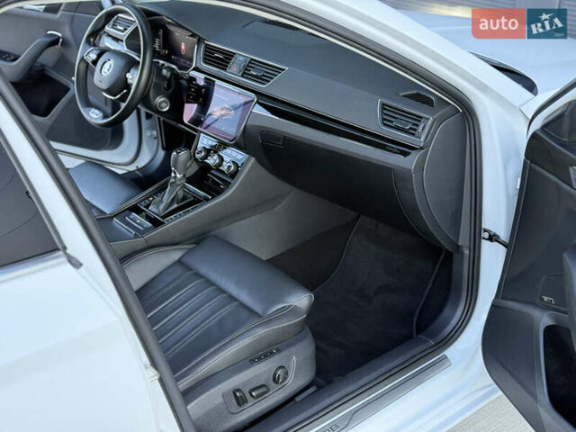 Білий Шкода Суперб, об'ємом двигуна 2 л та пробігом 171 тис. км за 30999 $, фото 67 на Automoto.ua