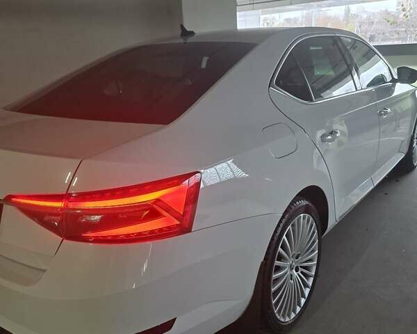 Білий Шкода Суперб, об'ємом двигуна 1.97 л та пробігом 145 тис. км за 33700 $, фото 6 на Automoto.ua