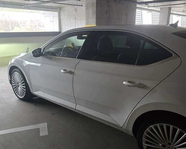 Білий Шкода Суперб, об'ємом двигуна 1.97 л та пробігом 145 тис. км за 33700 $, фото 1 на Automoto.ua