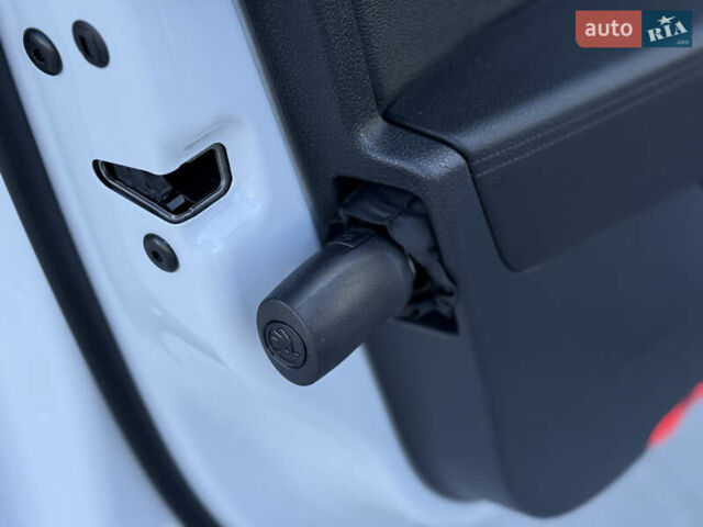 Белый Шкода Суперб, объемом двигателя 2 л и пробегом 171 тыс. км за 30699 $, фото 48 на Automoto.ua