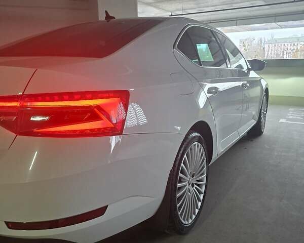 Білий Шкода Суперб, об'ємом двигуна 1.97 л та пробігом 145 тис. км за 33700 $, фото 9 на Automoto.ua